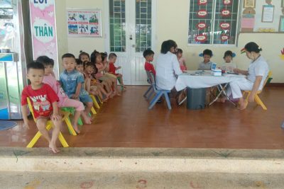 Nhà trường phối hợp với trạm y tế xã khám sức khỏe định kỳ cho các cháu trường mầm non Tịnh Minh