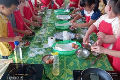 HOẠT ĐỘNG TRẢI NGHIỆM: BÉ THỰC HÀNH KĨ NĂNG LÀM MÓN TRỨNG CHIÊN