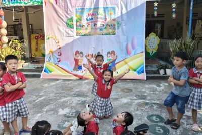Nhằm tổng kết hoạt động nghệ thuật trong 1 năm học qua. Hôm nay trường mầm non Tịnh Minh tổ chức hoạt động: ” Múa vui sân trường” cho các con được giao lưu văn nghệ và thể hiện các hoạt động nhảy, múa qua các bài hát thật sôi động. Đây là sân chơi bổ ích giúp các con tự tin, vui vẻ và hòa đồng cùng các bạn và mọi người xung quanh.