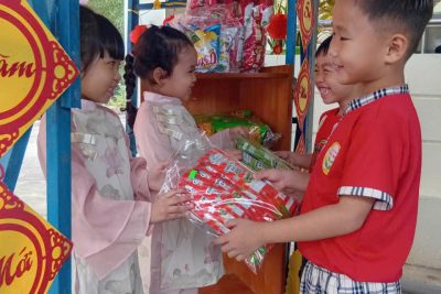 Phiên chợ kết thúc. Nhà trường xin chân thành cảm ơn đến quý vị đại biểu, khách quý, Hội phụ nữ xã Trường Giang, quý bậc phụ huynh cùng tất cả bà con đã đến tham quan, giao lưu và ủng hộ nhiệt tình những mặt hàng của cô và trẻ bày bán. Đây cũng là những khoảnh khắc, kỉ niệm đẹp của trẻ về phiên chợ Tết cổ truyền của người Việt Nam được thu nhỏ dưới mái trường mầm non thân yêu.”HỘI CHỢ XUÂN” kết thúc thành công tốt đẹp.Nhân dịp trước thềm năm mới nhà trường xin kính chúc tất cả người người,nhà nhà vạn sự như ý, sức khỏe dồi dào, an khang thịnh vượng