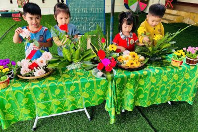 Tình Yêu Nhỏ – Món Quà Lớn: Hoạt động trãi nghiệm”Bé cắm Hoa tặng Cô”.Nhân dịp kỷ niệm 43 năm Ngày Nhà giáo Việt Nam (20/11), các bé đã có một hoạt động vô cùng ý nghĩa và đáng yêu để tự tay làm những món quà tặng cho các cô giáo yêu quý của mình. Mỗi bông hoa được các bé tỉ mỉ đặt vào giỏ đều chứa đựng lòng biết ơn và tình cảm trong sáng dành cho cô giáo. Hoạt động này không chỉ là món quà vật chất mà còn là bài học về sự quan tâm, kỹ năng hợp tác và lòng tri ân sâu sắc.Xin mời quý phụ huynh cùng xem lại những khoảnh khắc đáng yêu của các con khi tự tay chuẩn bị món quà đặc biệt này!