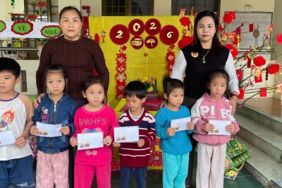 Nhân dịp xuân Bính Ngọ đang cận kề. Trường MN Tịnh Minh tổ chức chương trình” Xuân gắn kết – Tết yêu thương” tặng quà cho 6 cháu học sinh có hoàn cảnh đặc biệt khó khăn trong nhà trường. Mỗi xuất quà  trị giá 100 nghìn đồng. Nhằm chia sẻ đến các cháu có cái tết thêm đủ đầy, yêu thương.  Chúc các cháu đón tết vui vẻ.