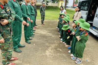 Nằm trong chuỗi hoạt động hướng tới chào mừng kỷ niệm 81 năm Ngày thành lập Quân đội nhân dân Việt Nam (22/12/1944 – 22/12/2025). Hôm nay ngày 08/12 trường MN Tịnh Minh tổ chức cho các cháu đi tham quan, trãi nghiệm ở Đại đội Trinh sát cơ giới Tỉnh Quảng Ngãi.Trong buổi tham quan, các cháu được tham gia giao lưu văn nghệ và thưởng thức các tiết mục đặc sắc như đồng diễn võ thuật, đánh võ đối kháng của cán bộ, chiến sĩ đơn vị biểu diễn; tham quan, trải nghiệm thực tế nơi làm việc, học tập, rèn luyện trong môi trường quân ngũ; được cán bộ, chiến sĩ chia sẻ về cuộc sống và thời gian rèn luyện trong quân đội.Qua buổi tham quan góp phần vào việc giáo dục trẻ em, từ đó giúp các bé có ý thức tích cực trong học tập, rèn luyện để trở thành con ngoan trò giỏi, bé khỏe bé ngoan. Đồng thời giáo dục cho trẻ lòng yêu nước, gắn kết, yêu mến các chú bộ đội, phát huy tính kỉ luật, tích cực tham gia các hoạt động tập thể, cũng như góp phần tăng cường mối quan hệ giữa nhà trường với đơn vị .Nhà trường xin chân thành cảm ơn cán bộ lãnh đạo cùng tất cả chiến sĩ đã tạo điều kiện để nhà trường cho các cháu được tham quan, trãi nghiệm. Chúc các chú luôn dồi dào sức khỏe và hoàn thành tốt nhiệm vụ. Kết thúc chuyến tham quan các cô dẫn các cháu đến chơi, thực hành trãi nghiệm qua việc làm bánh piza ở siêu thị Go. Các con rất hào hứng và phấn khởi khi tự tay làm và được thưởng thức chính chiếc bánh mình làm ra.Chúc các con luôn ngoan, biết vâng lời người. lớn. Hẹn các con những chuyến đi tiếp theo.
