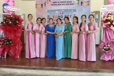 LỄ TỔNG KẾT VÀ PHÁT THƯỞNG NĂM HỌC 2025- 2026🌼💐 Tiếng ve kêu râm ran, cùng với cái nắng chói chang của mùa hè đó cũng là thời điểm báo hiệu một năm học đã khép lại.💐Trường Mầm non Tịnh Minh đã tổ chức Lễ tổng kết năm học 2025– 2026 trong không khí vui tươi, phấn khởi và nhiều cung bật cảm xúc khi phải chia tay các con lớp mẫu giáo Lớn chuẩn bị vào lớp 1. Chúc các con luôn chăm ngoan học giỏi, vâng lời thầy cô, yêu thương bạn bè 🥰🥰🥰 Xin chân thành cảm ơn sự có mặt của quý vị đại biểu, các Ban nghành đoàn thể của xã Trường Giang, Ban đại diện hội cha mẹ của trường có mặt đầy đủ trong buổi tổng kết.🥰🥰🥰🥰 Xin chân thành cảm ơn những phần quà của Hội Khuyến học, công ty Việt Á, công ty thực phẩm Phúc Thịnh, công ty ga Thành Lợi đã tặng cho các cháu những phần quà ý nghĩa nhằm khích lệ tinh thần và tạo động lực để các cháu vươn lên trong học tập.🌻 Buổi lễ tổng kết khép lại trong niềm hân hoan, hạnh phúc. Chúc các bạn nhỏ của Mầm non Tịnh Minh có kì nghỉ hè vui tươi và ý nghĩa.🥰Xin chân thành cảm ơn quý vị đại biểu, quý bậc phụ huynh đã đến dự lễ tổng kết của nhà trường.🌻🌻 🌻